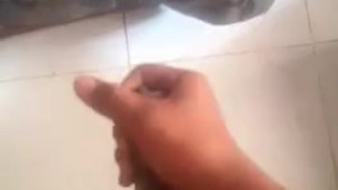 Cubano masturbandose en el baño